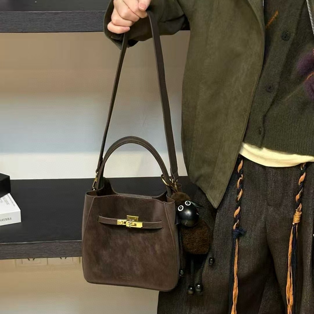 美式复古晕染皮料锁扣水桶包