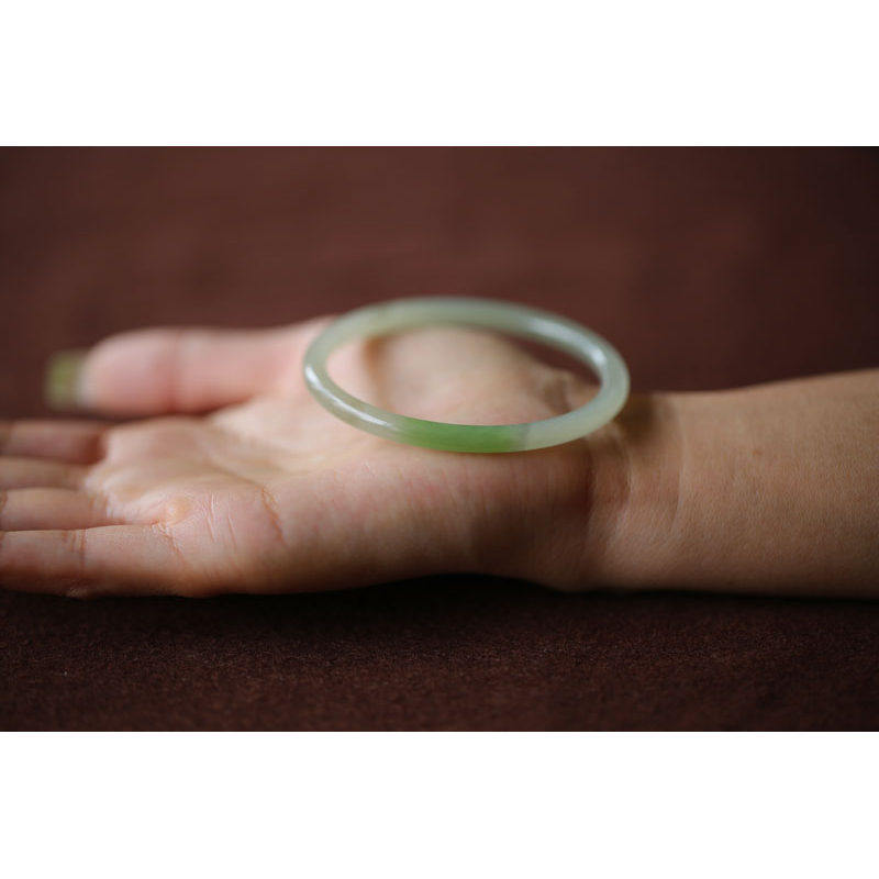 【韵白点翠】天然和田玉青海翠细圆条镯一枚 55MM