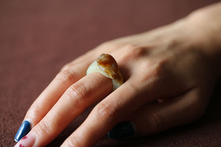 天然和田玉且末糖料立体精雕小蛇戒指，坠子一枚【精品】