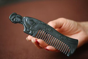 牡丹梳子一枚 美女 天然青玉精雕 精品 趁酒诗年华