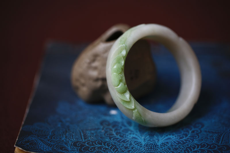 【濯青莲而不妖】天然和田玉老料青海翠鲤鱼戏莲手镯一枚52.5藏品