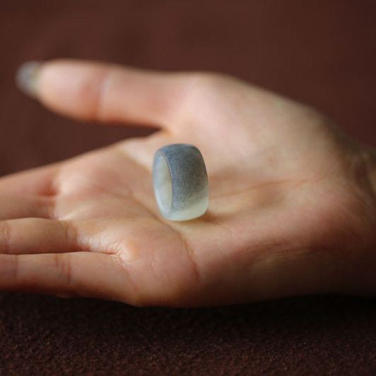 【水墨画】天然和田玉青花籽料带糖素面戒指扳指一枚 特