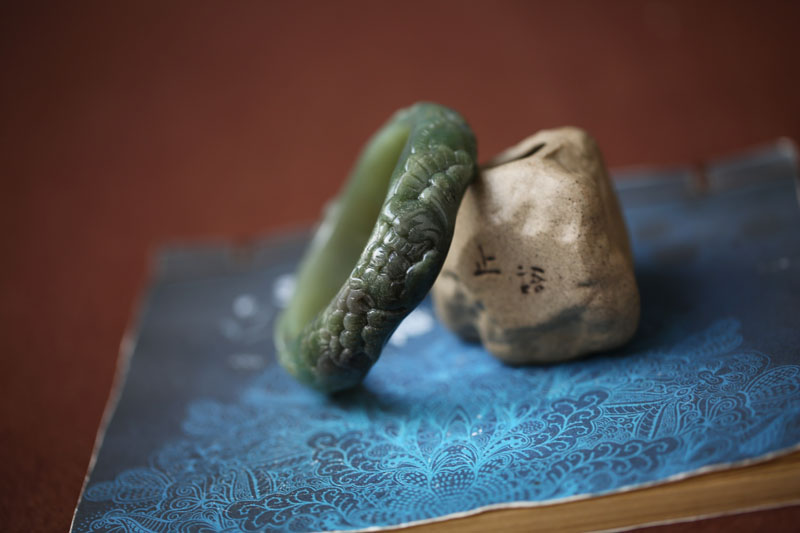 【蝶恋花】天然和田玉青海翠双色精雕牡丹手镯一枚56MM