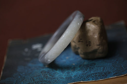 天然和田玉烟灰紫白玉牡丹轮胎