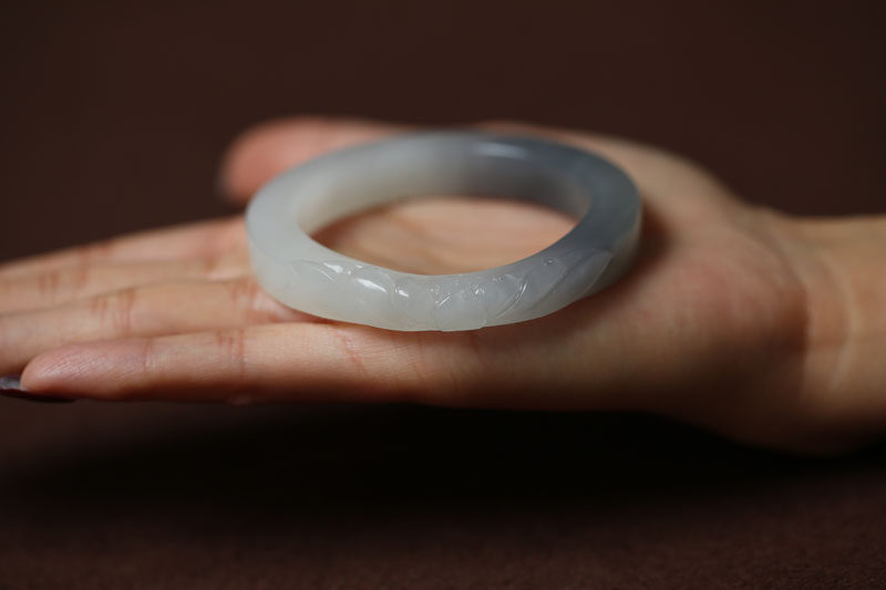 【一品青莲】天然和田玉烟灰紫白玉雕荷花方条手镯一枚52MM【藏品