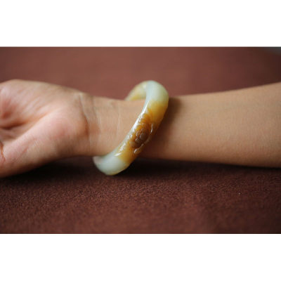 和田玉糖料精雕荷花手镯一枚