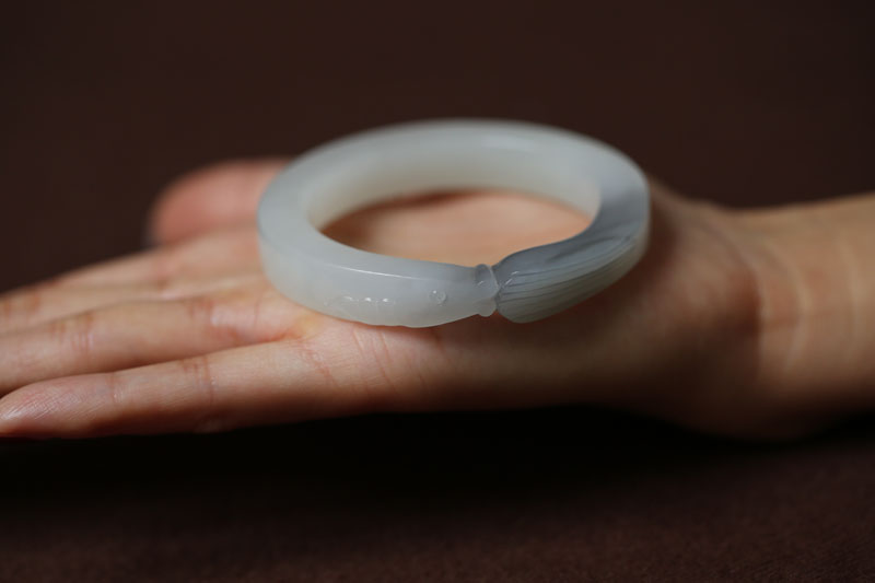 【鱼戏】天然和田玉烟灰紫白玉精雕鱼头镯一枚52MM【收藏品】