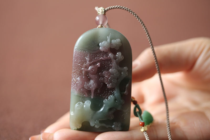 紫绿玛瑙精雕梅花，小鹿牌子一枚