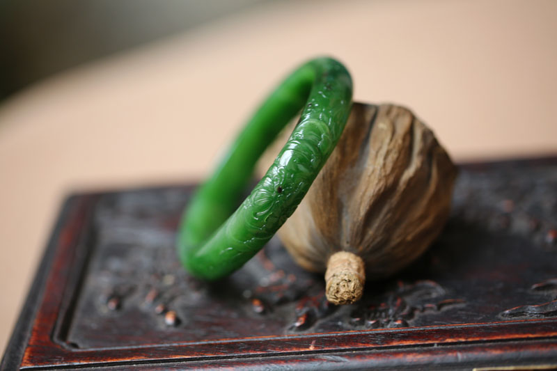 【天姿国色】天然俄碧玉菠菜绿，阳绿"牡丹，梅花“手镯一枚58