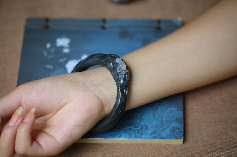 【心若莲花亦倾城】天然和田青花籽料精雕荷花镯一枚57.2MM藏品