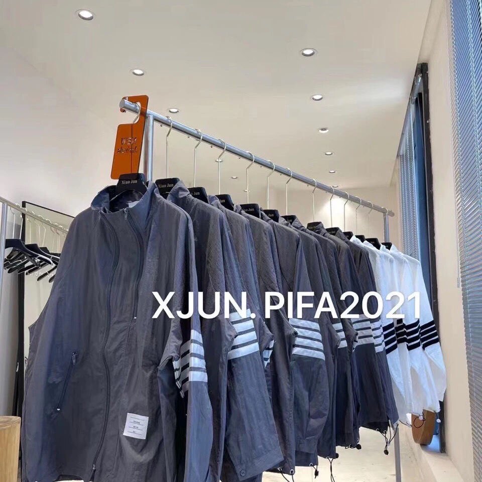早安樊樊tb潮牌冲锋衣四条杠超薄款防嗮服贴标休闲外套宽松情侣女