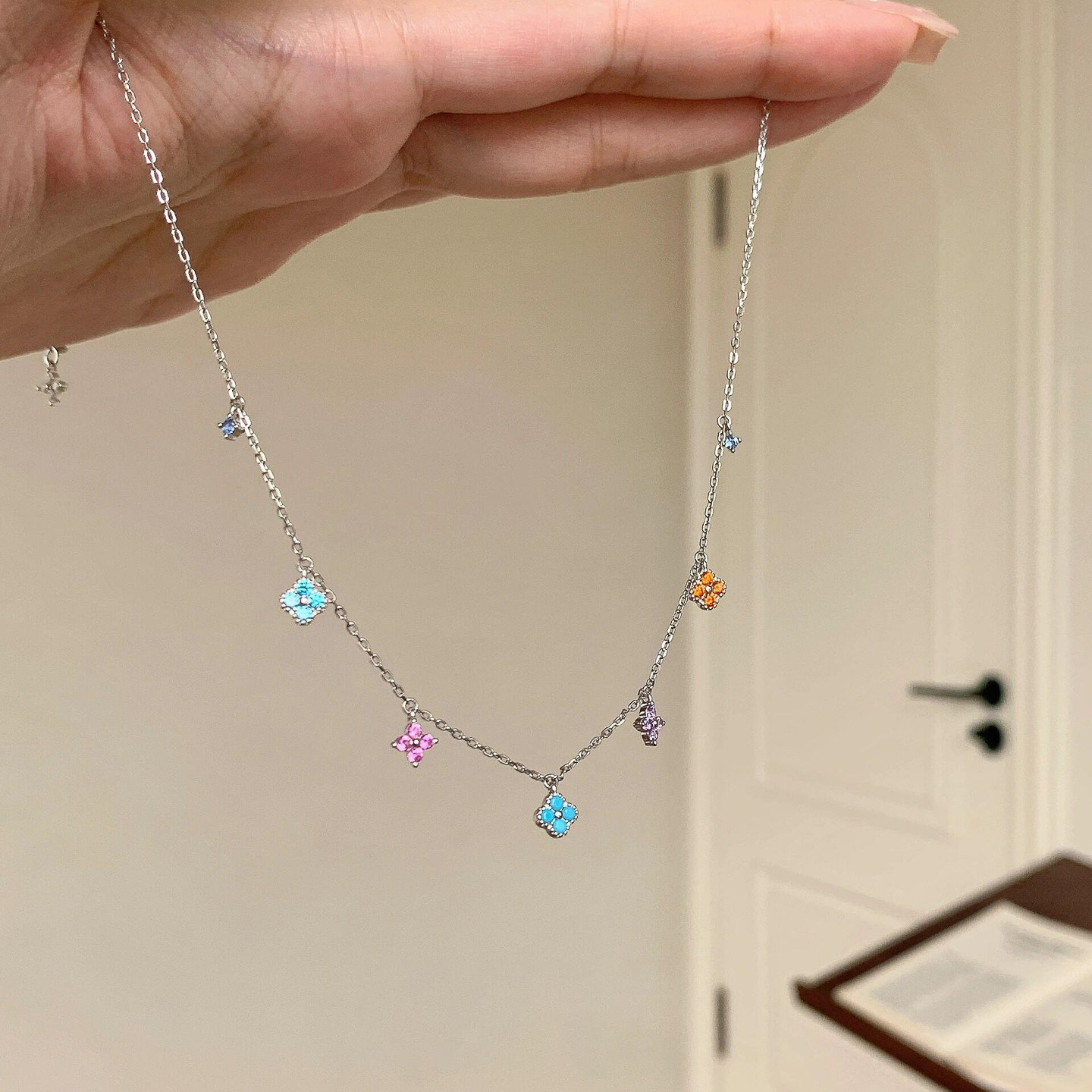 多巴胺彩色四叶花项链女2026新爆款轻奢小众高级感锁骨链颈链配饰