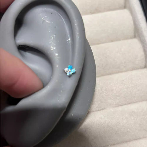 渐变蓝白mini四叶草耳骨钉