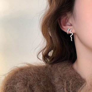 S925纯银灵蛇耳钉轻奢小众高级感新年耳环一款两戴过年耳饰女秋冬