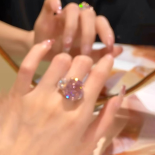 粉色爆闪仿方钻戒指女款小众设计食指戒轻奢精致高级感多切面指环