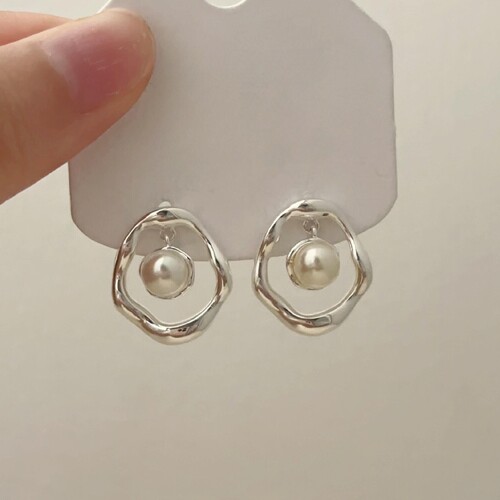 不规则镂空仿珍珠耳钉轻奢高级感