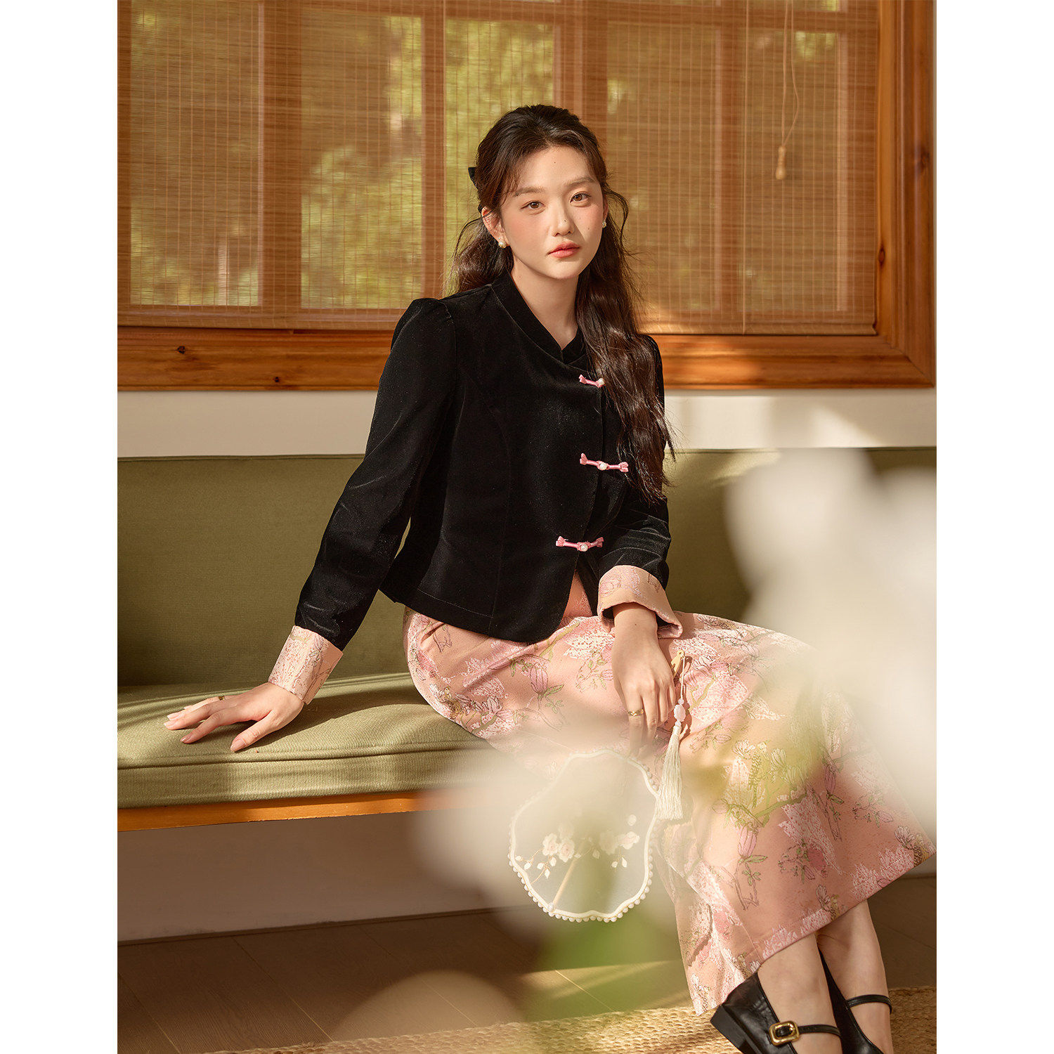 大码女装微胖黑色盘扣丝