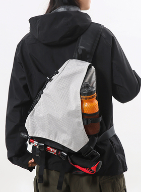 潮牌复古弓箭包斜挎包户外登山防水骑行包背包通勤胸包男士单肩包