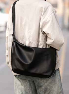 韩系简约斜挎包软皮男女托特包男士百搭大容量单肩包纯色通勤背包