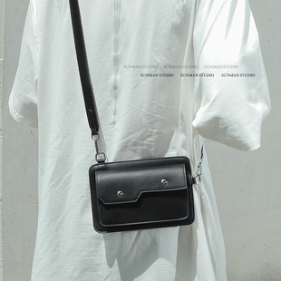 潮牌男包小众设计感男生盒子包ins日系背包男款通勤包男士斜挎包