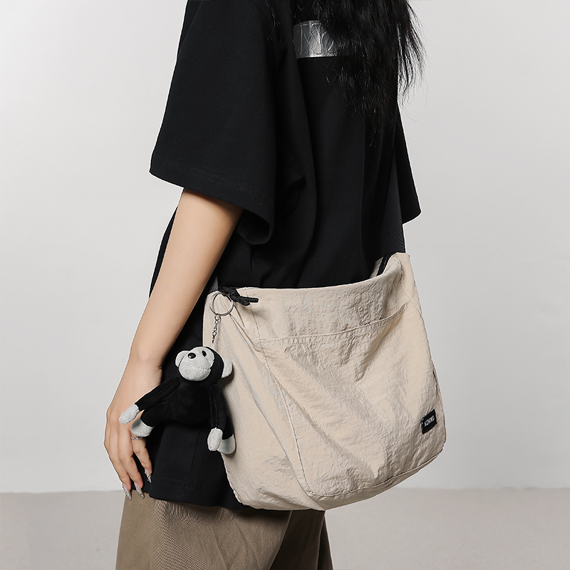 休闲轻便斜挎包日系通勤邮差包