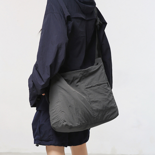 原创小众斜挎包轻便休闲单肩包男潮牌旅行通勤包女简约潮流邮差包