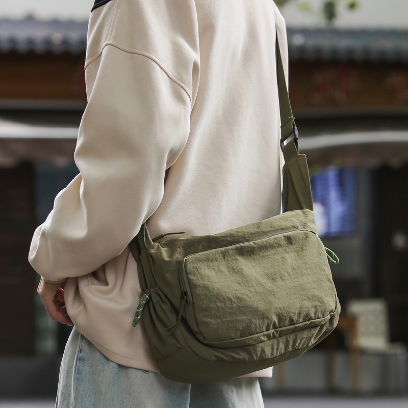 纯色休闲斜挎包大容量防泼水