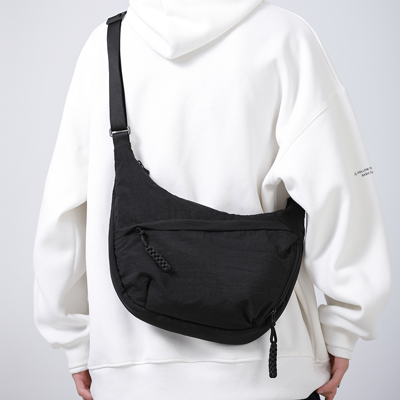 休闲单肩包轻便通勤饺子包