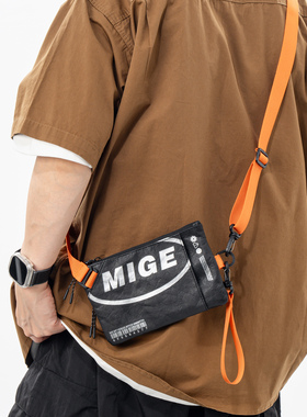 工装潮牌小挎包男运动骑行手机包信封包简约设计感斜挎包男生胸包