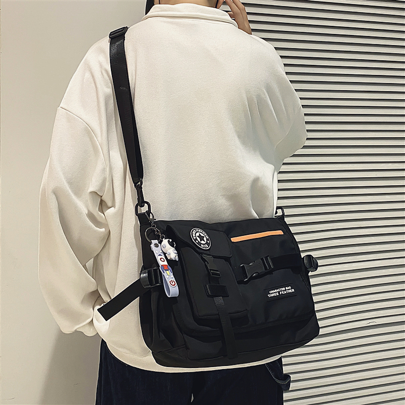 潮牌日系休闲风百搭大容量斜挎包