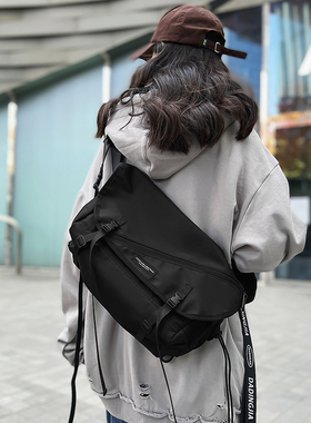 运动斜挎包男大容量工装风邮差包男生ins潮牌黑色单肩包机能背包