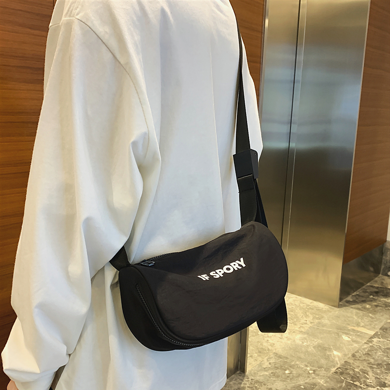 休闲潮牌简约日系男生斜跨小包