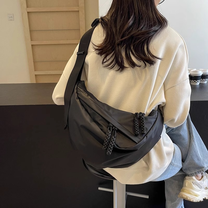 运动通勤饺子包女轻便斜挎包