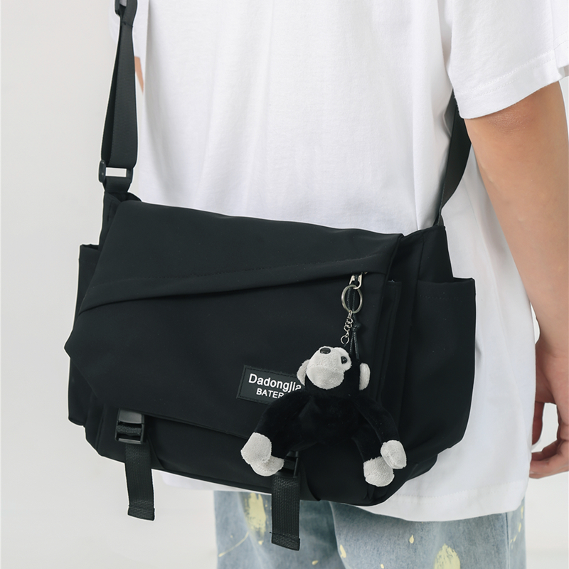 日系休闲工装斜挎包男女单肩邮差