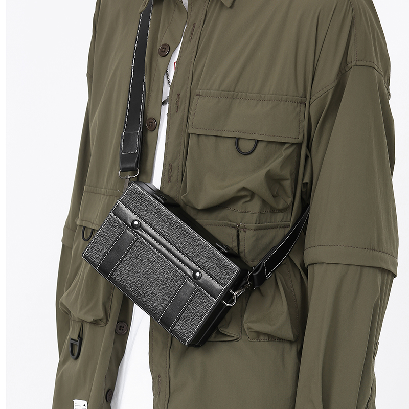 男士潮牌挎包设计感盒子包