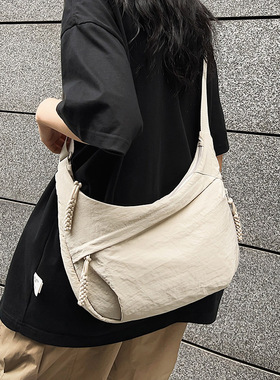 潮牌斜挎包男款通勤单肩包大容量日系休闲饺子包男生学生小挎包女