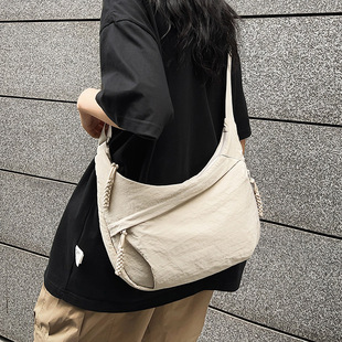 潮牌斜挎包男款通勤单肩包大容量日系休闲饺子包男生学生小挎包女