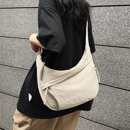 潮牌斜挎包男款通勤单肩包