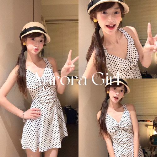 法式波点吊带收腰连体泳衣度假风