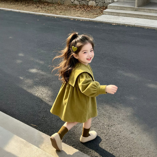 女童大翻领连衣裙2026秋季新款儿童绿色长袖裙宝宝时尚宽松公主裙