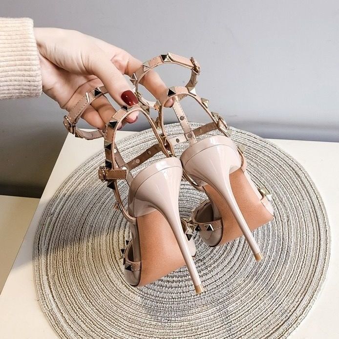 欧洲站2025夏季新款单鞋女铆钉高跟一字带漆皮酒杯跟尖头时尚潮流