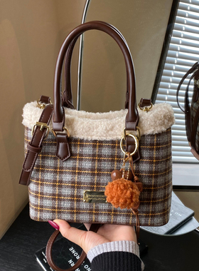 手提小包包女式2025冬季新款复古毛呢格子斜挎小水桶包通勤拉链包