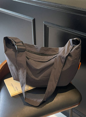 韩版休闲大容量纯色帆布包包女2025新款轻便百搭慵懒风通勤斜挎包