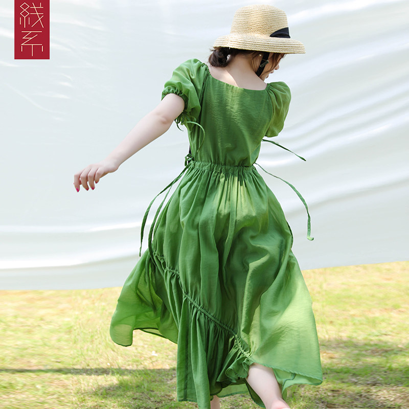 牛油果绿连衣裙2022新款女别致惊艳v领赫本风法式泡泡袖海边度假a