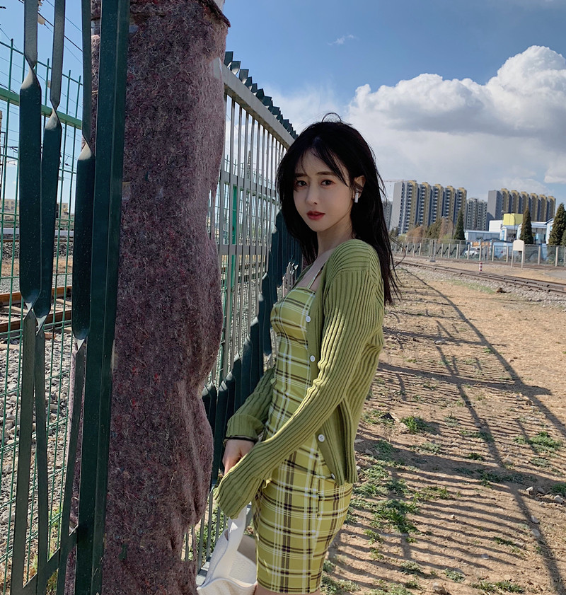 Real shot of Hong Kong style retro plaid suspender dress + white V-neck kiwi green knitted cardigan