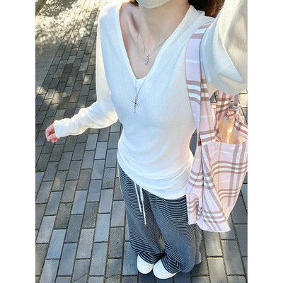 v领白色针织衫女春秋冬季慵懒可外穿修身收腰内搭长袖打底衫毛衣