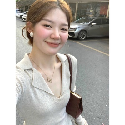 Polo领燕麦色针织衫女春秋冬薄款v领百搭修身长袖毛衣内搭打底衫