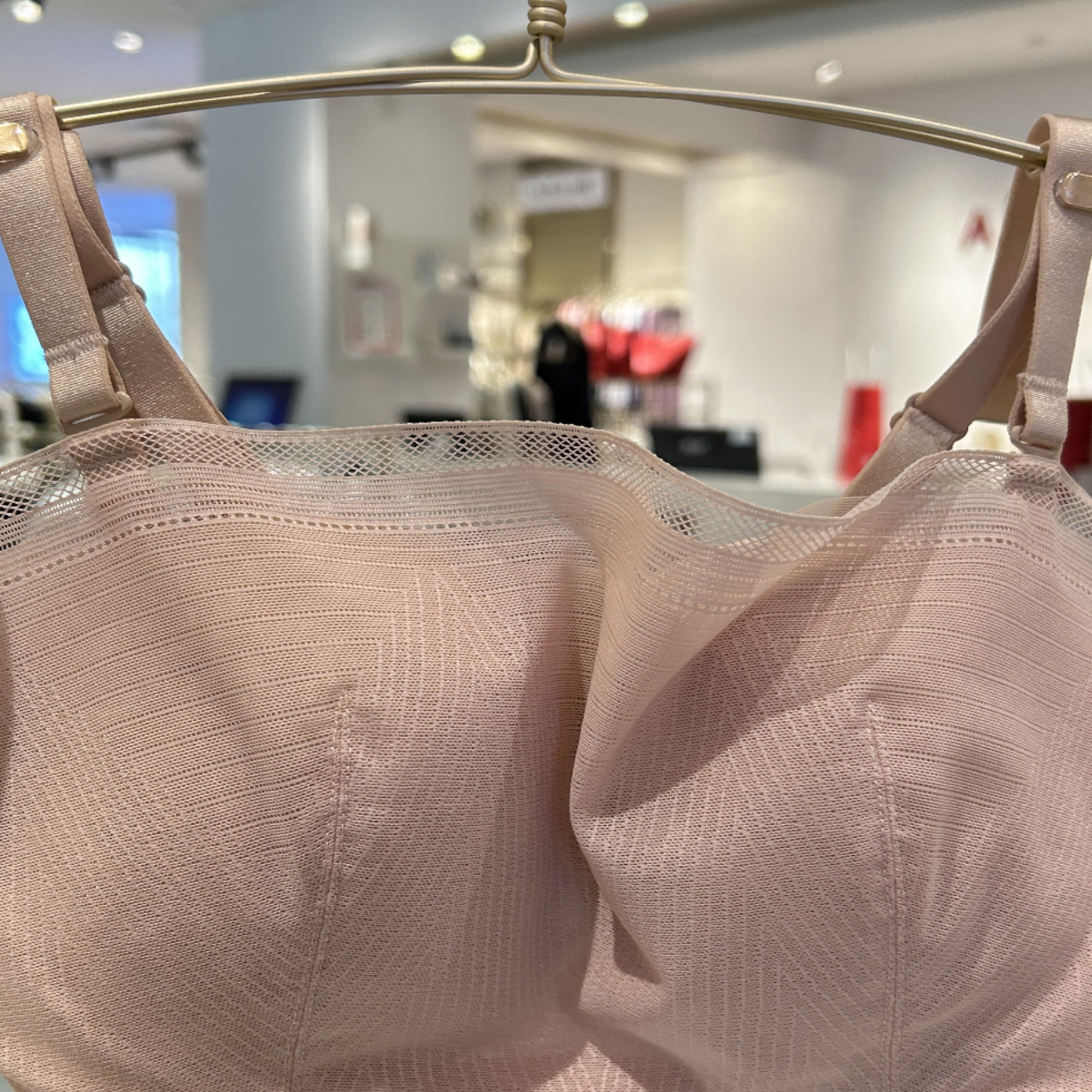 爱慕内衣25春夏净痕1/2杯轻薄洞洞杯可拆卸肩带抹胸文胸AM15A741