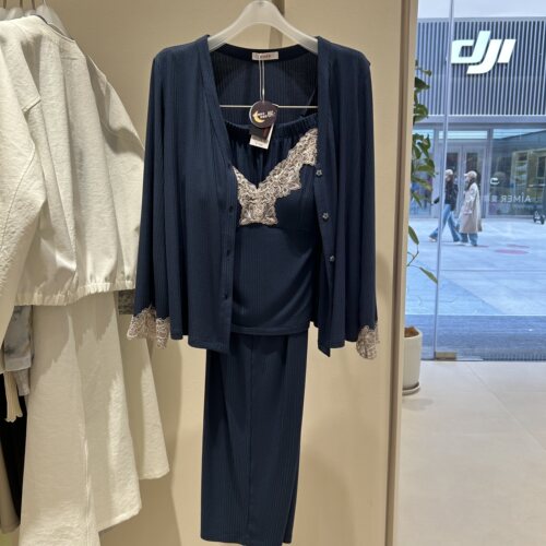 AM46A851爱慕25春夏睡美人莫代尔长袖开衫带胸垫吊衣九分裤三件套