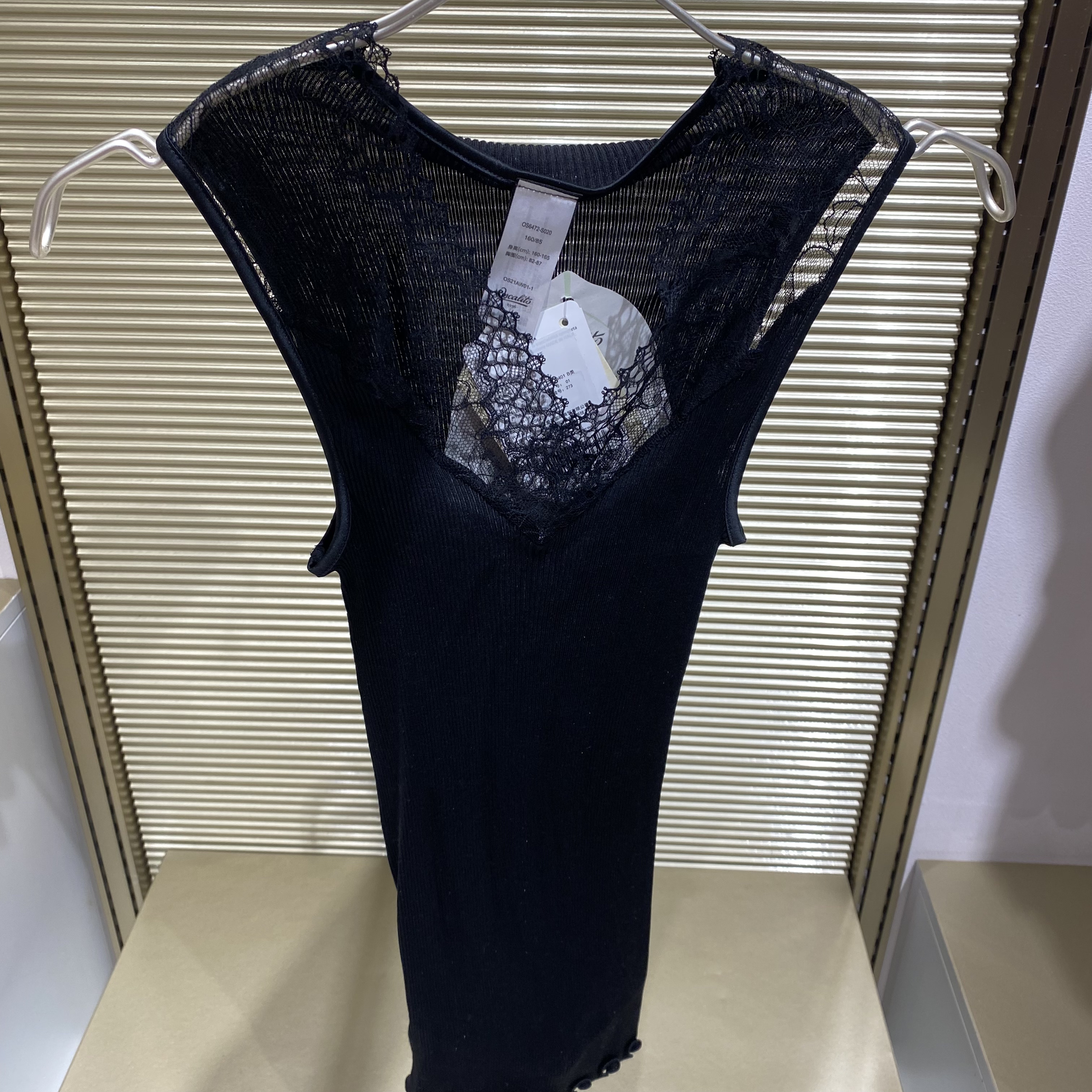 OS6472爱慕高端OSCALITO绵羊毛桑蚕丝蕾丝V领女士打底背心1980。